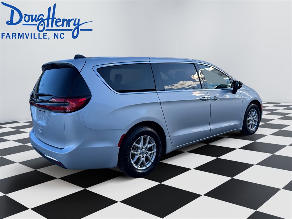 Used 2024 Chrysler Pacifica Touring-L image 5