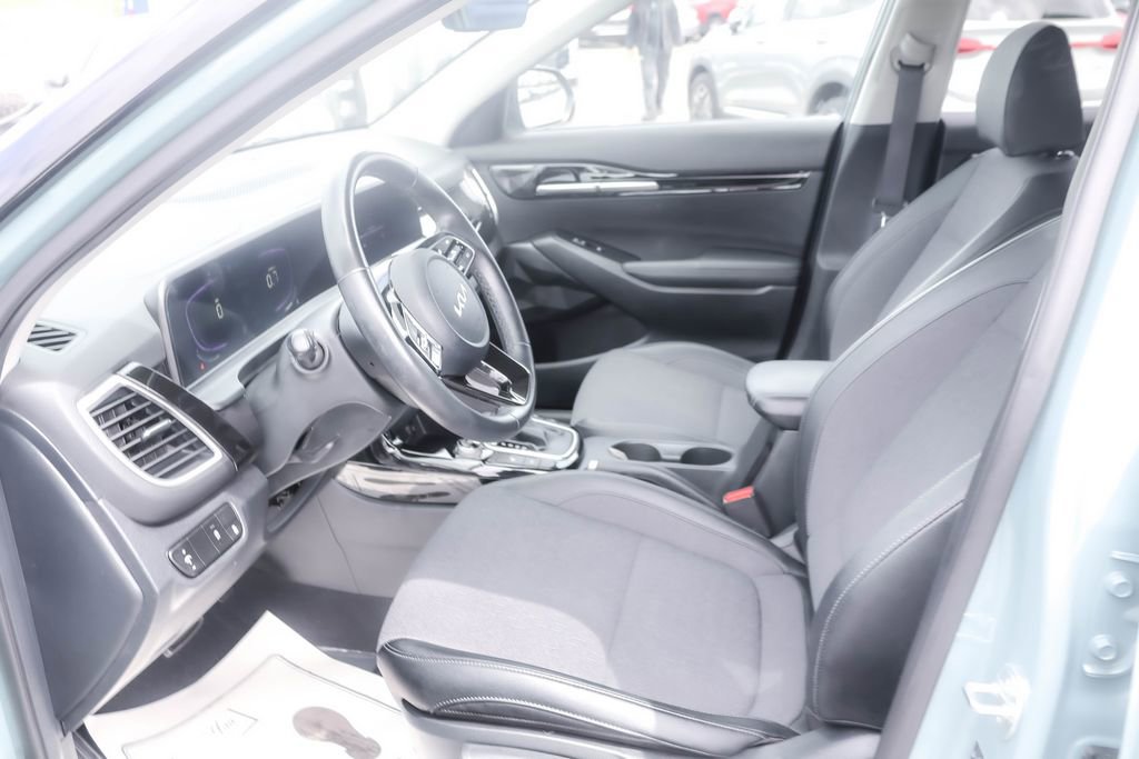 Used 2025 Kia Seltos S AWD/4WD image 6