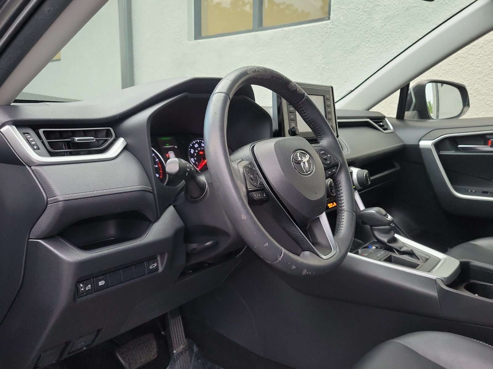 Used 2019 Toyota RAV4 XLE Premium FWD image 10