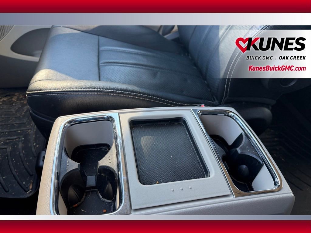 Used 2016 Chrysler Town & Country Touring-L image 17