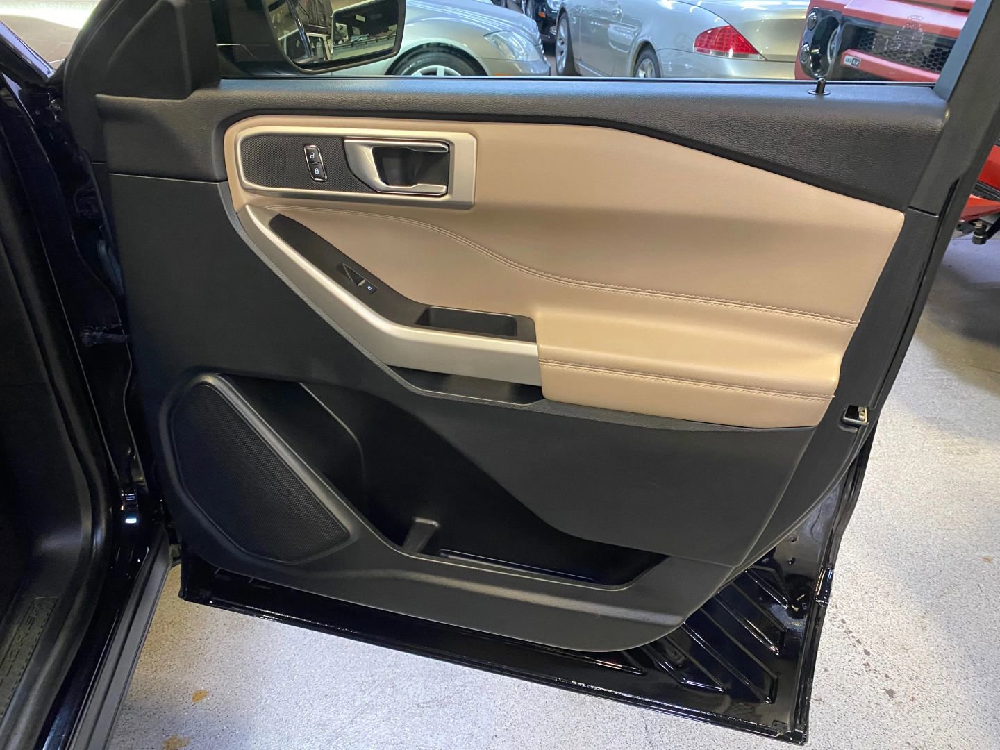 Used 2023 Ford Explorer XLT image 38