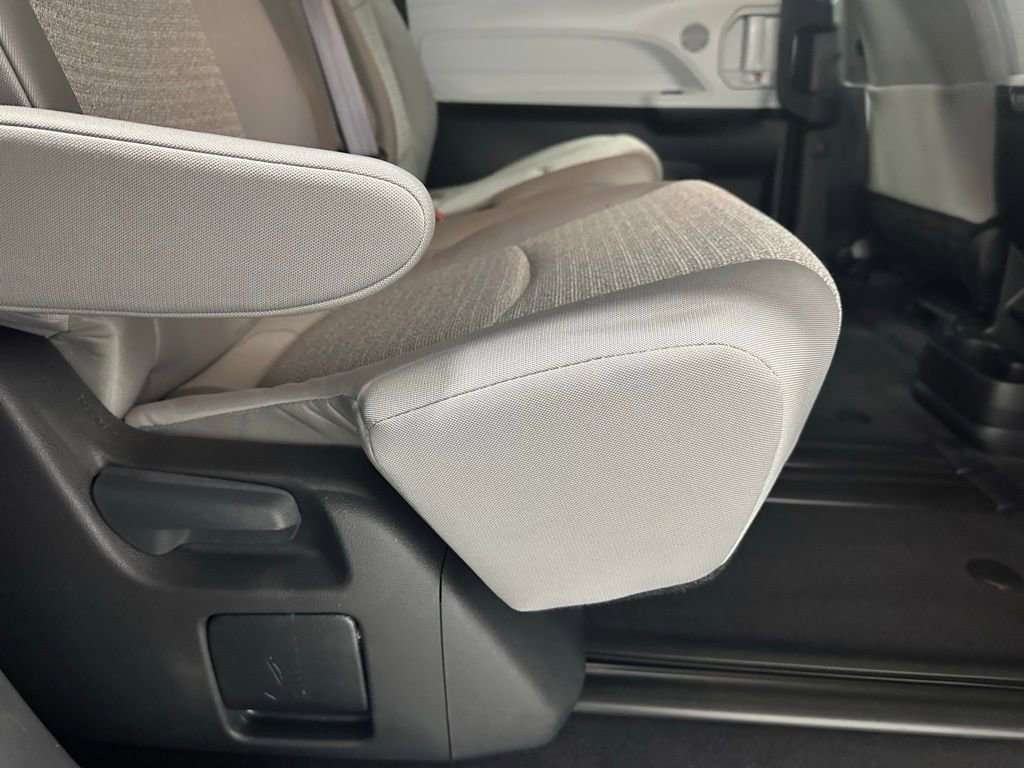 Used 2025 Toyota Sienna LE image 56