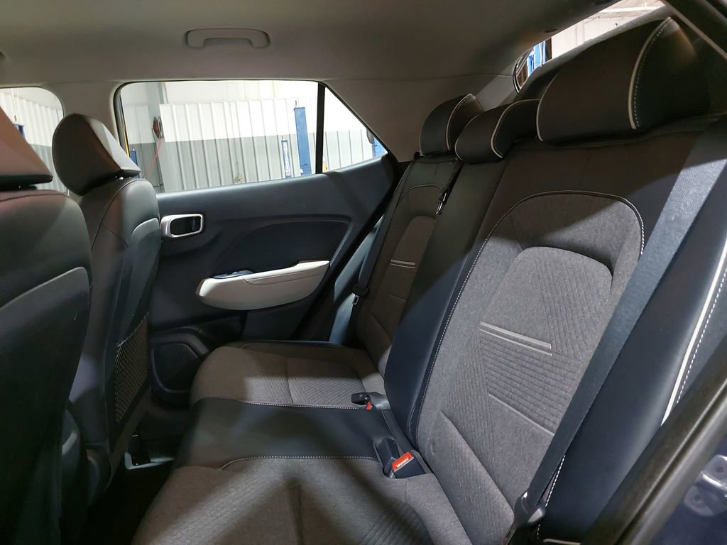 Used 2022 Hyundai Venue Limited FWD image 13