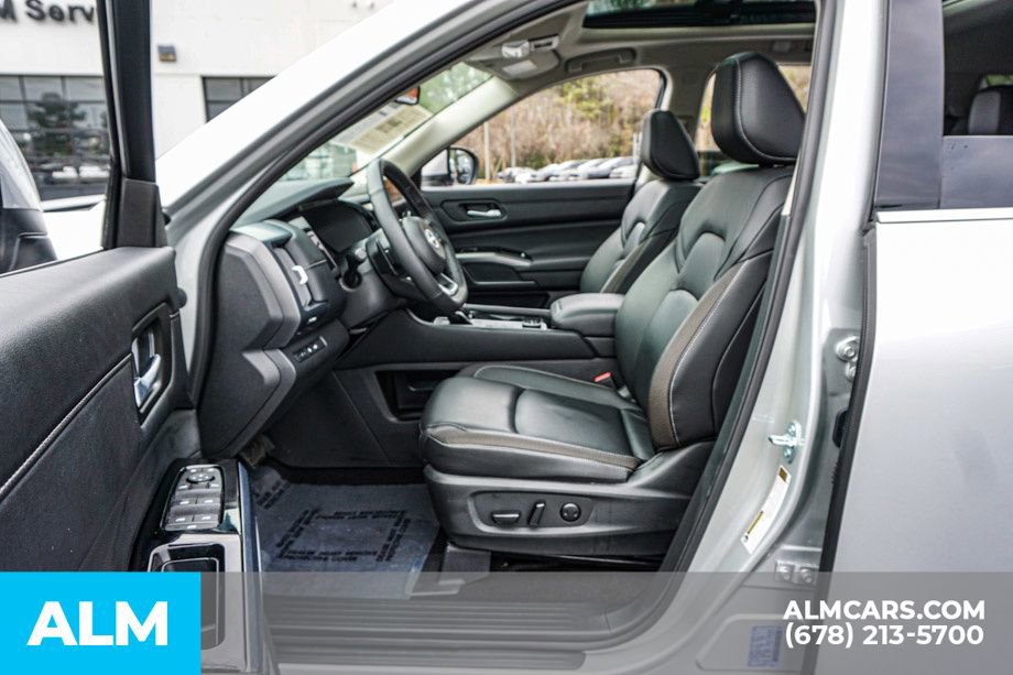 Used 2025 Nissan Pathfinder SL w/ SL Premium Package image 19