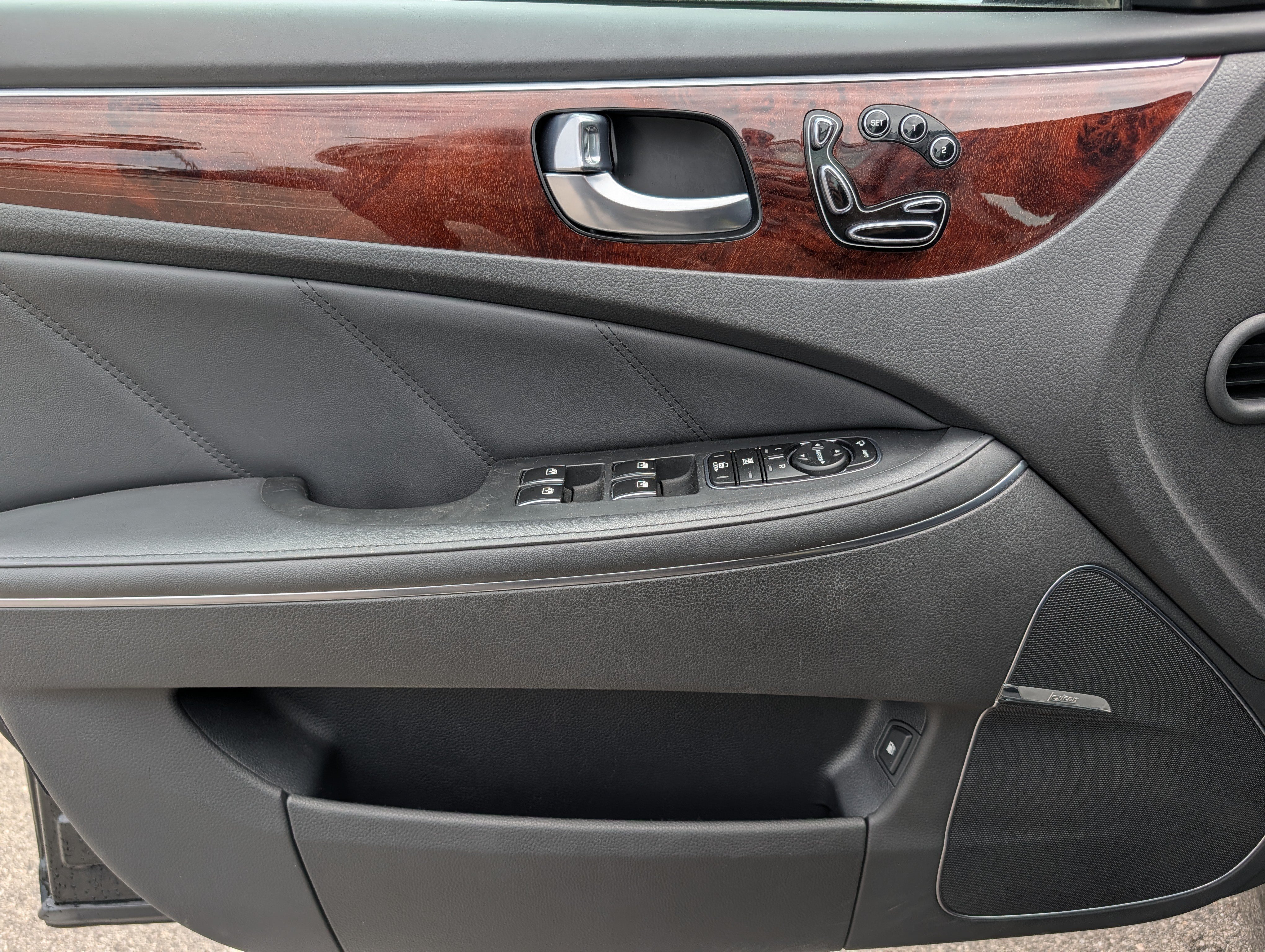 Used 2014 Hyundai Equus Signature RWD image 19