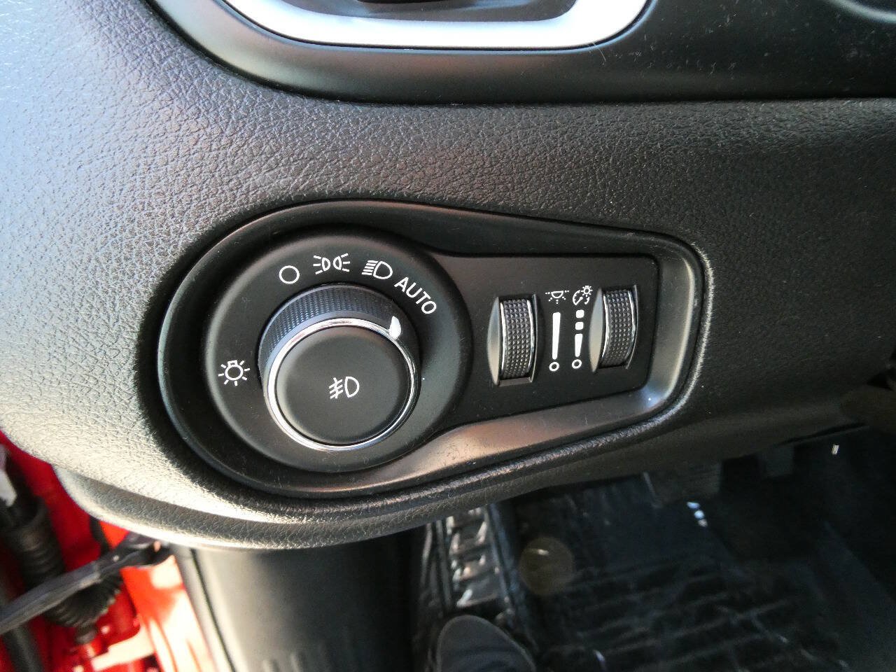 Used 2019 Jeep Renegade Latitude w/ Cold Weather Group FWD image 20