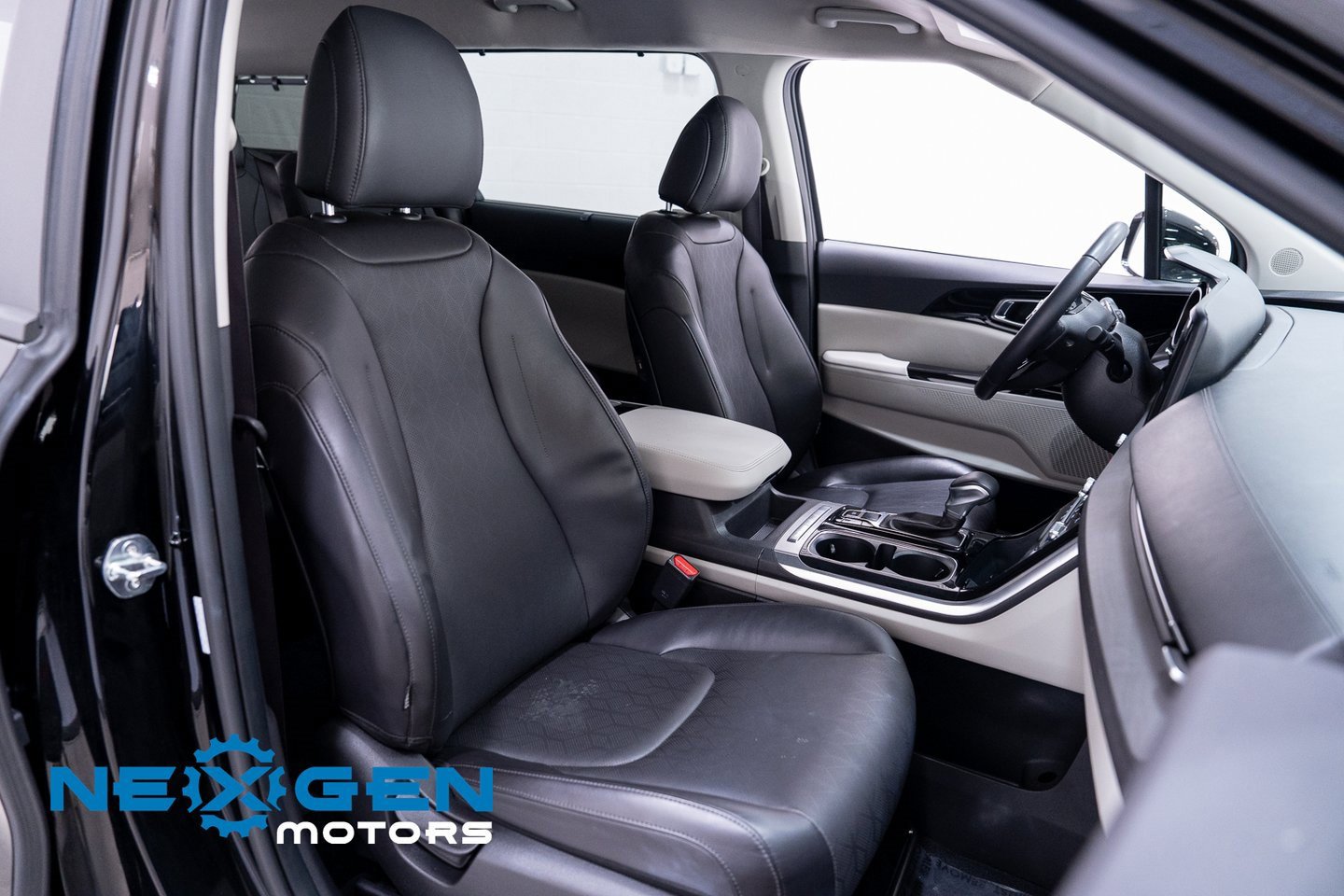 Used 2024 Kia Carnival EX image 52