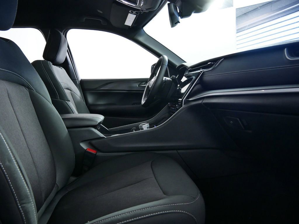 Certified 2024 Jeep Grand Cherokee Laredo w/ Luxury Tech Group I image 24