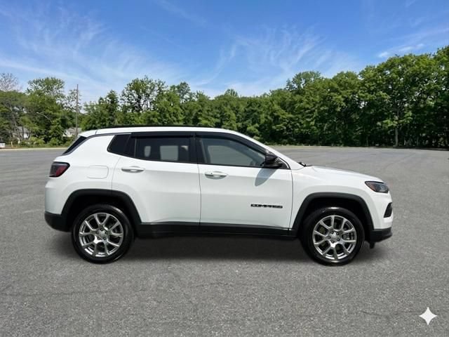Used 2023 Jeep Compass Latitude AWD/4WD image 10