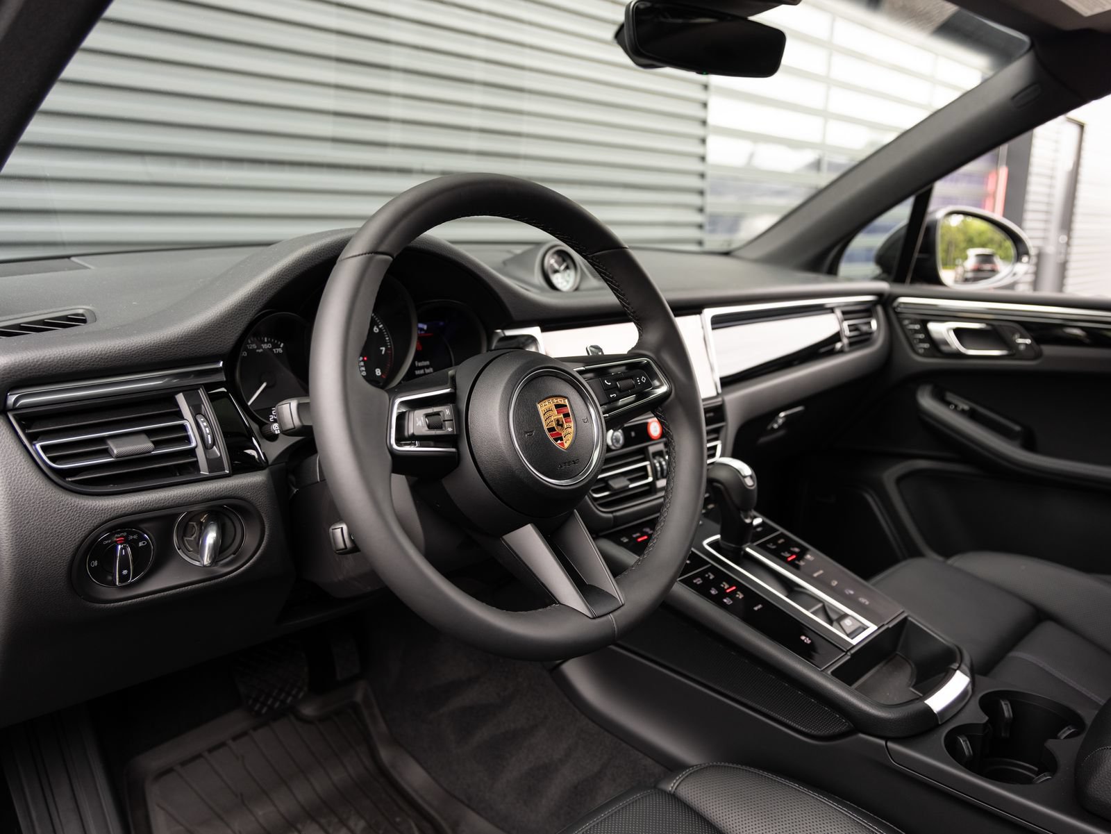 Certified 2026 Porsche Macan AWD/4WD image 4