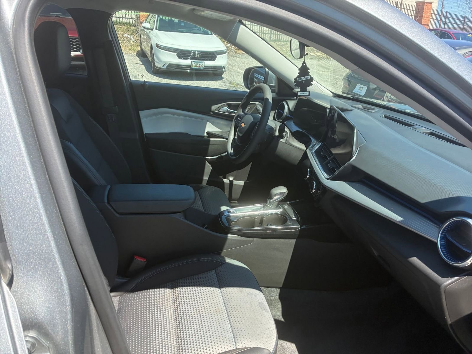 Used 2025 Chevrolet Trax LT image 31
