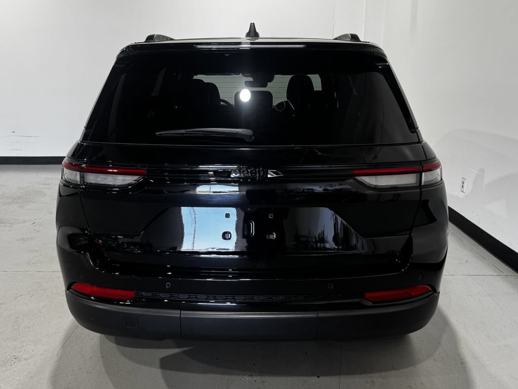Used 2025 Jeep Grand Cherokee Altitude AWD/4WD image 25