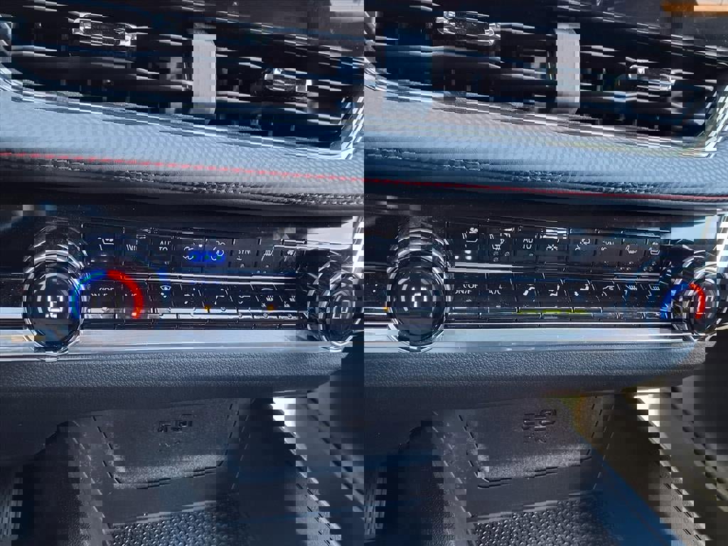 Used 2025 Chevrolet Equinox RS w/ Safety and Technology Package image 5