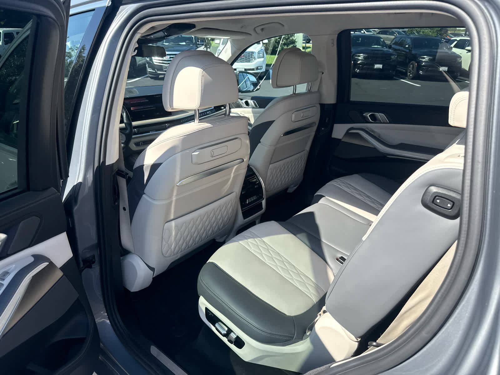 Used 2023 BMW X7 xDrive40i w/ Executive Package AWD/4WD image 17