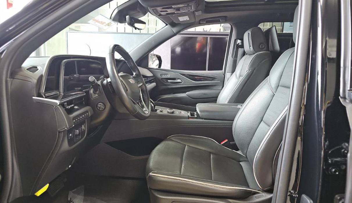 Used 2024 Cadillac Escalade ESV Sport w/ LPO, ONYX Package AWD/4WD image 5