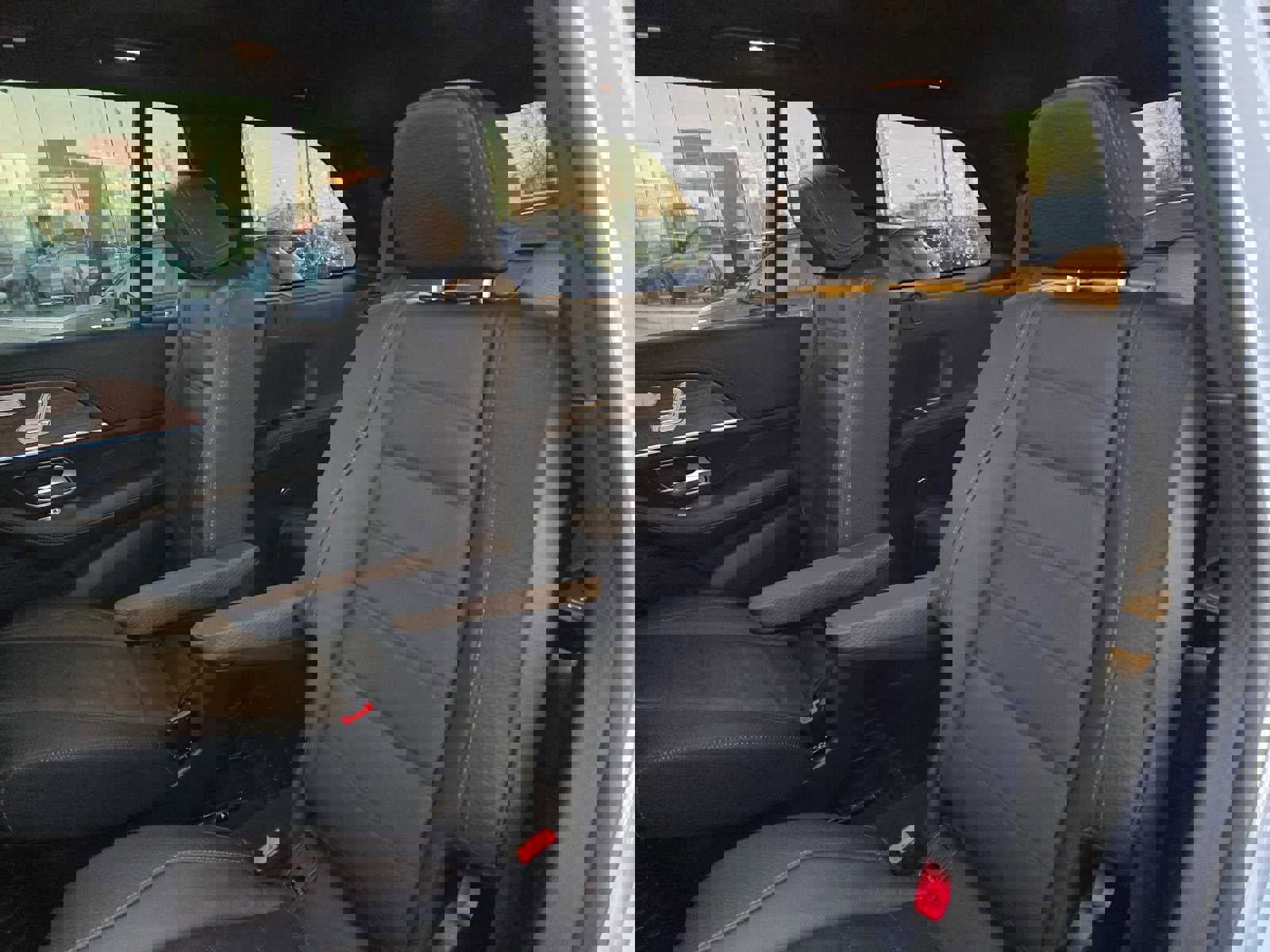 Used 2025 Mercedes-Benz GLS 580 4MATIC image 17