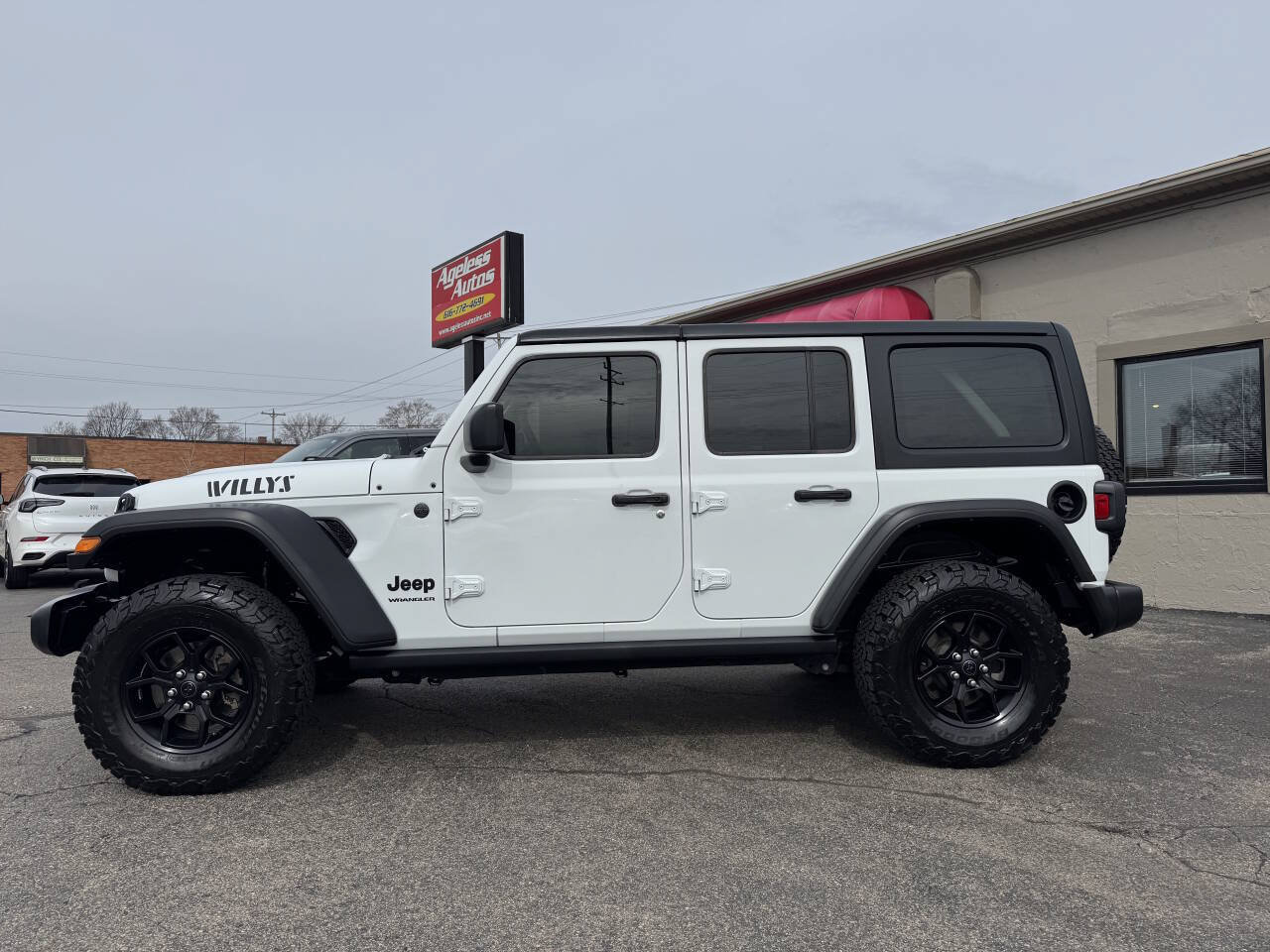 Used 2024 Jeep Wrangler 4WD Unlimited Willys image 4