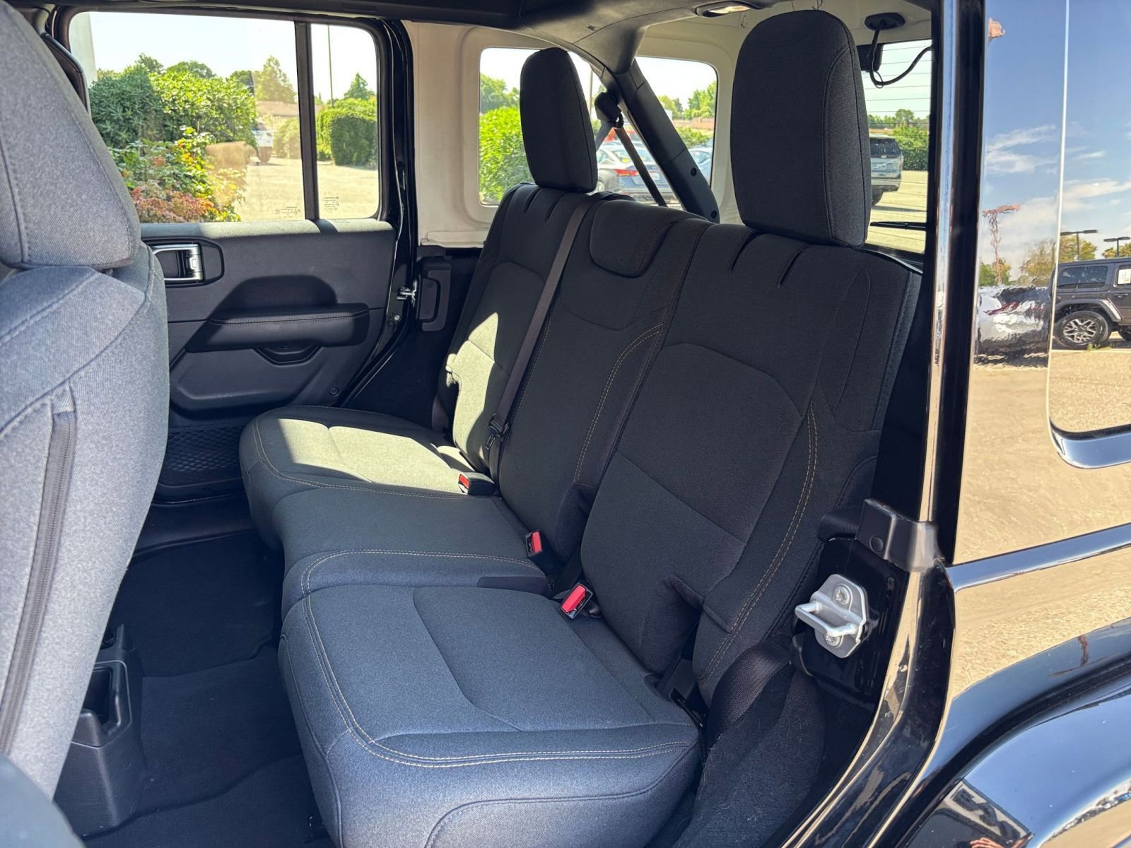 Used 2025 Jeep Wrangler Unlimited Sahara AWD/4WD image 37