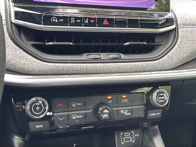 Certified 2024 Jeep Compass Sport image 32