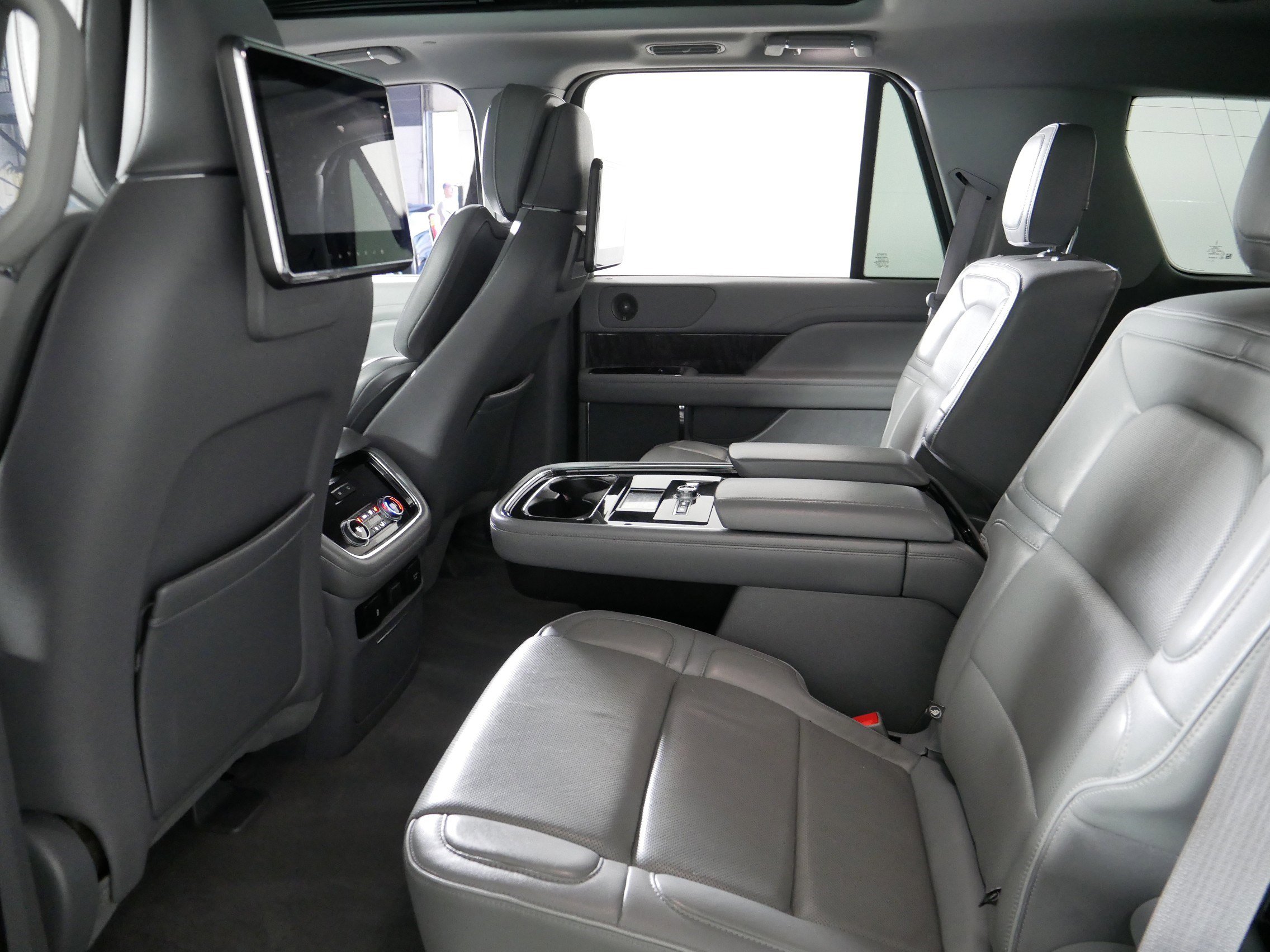Used 2018 Lincoln Navigator Reserve w/ Technology Package AWD/4WD image 32