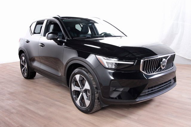 Certified 2025 Volvo XC40 B5 Plus image 3
