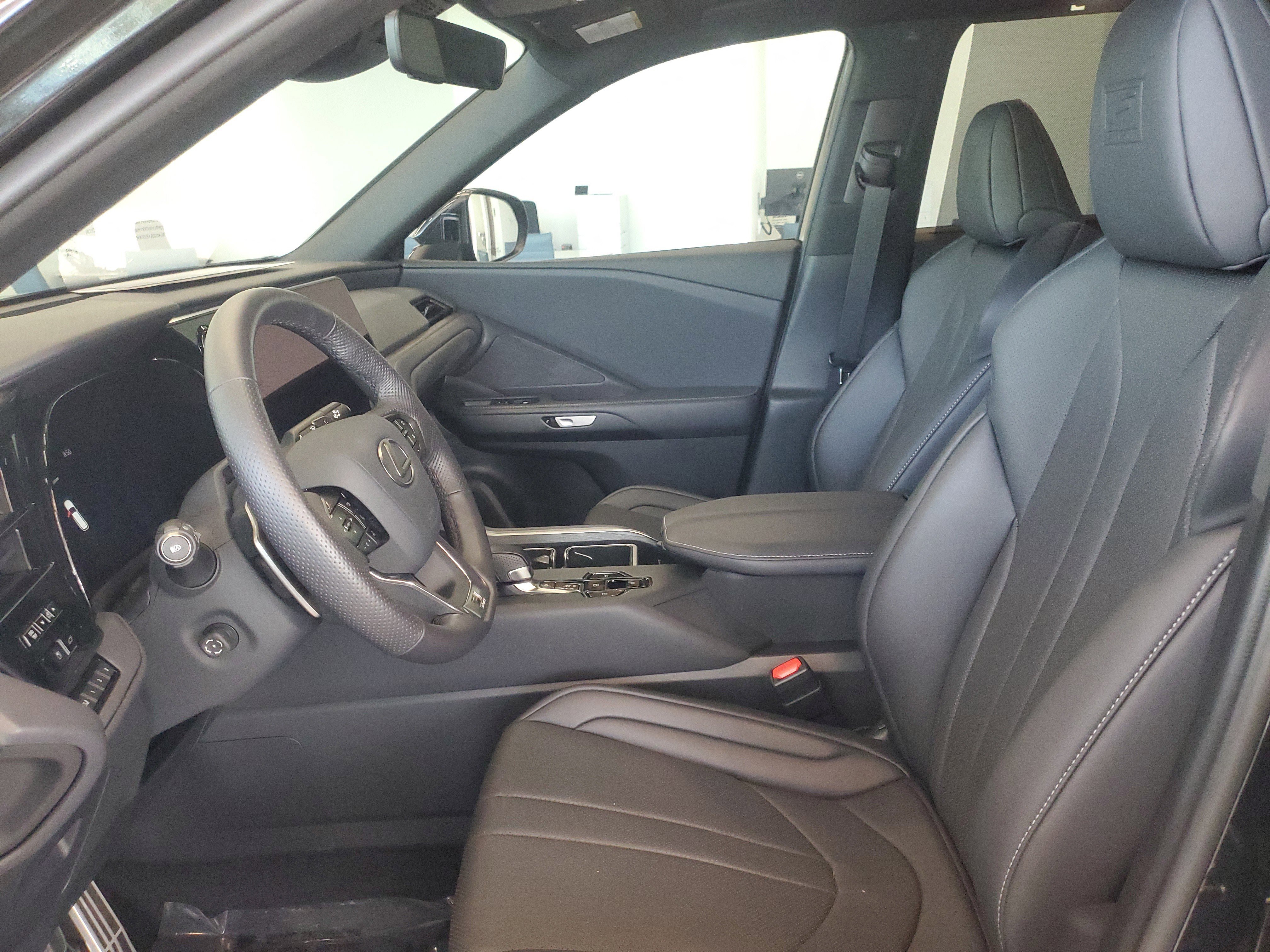 Used 2026 Lexus TX 500h AWD w/ Technology Package image 16