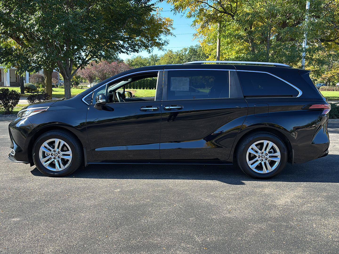 Used 2025 Toyota Sienna Limited AWD/4WD image 24