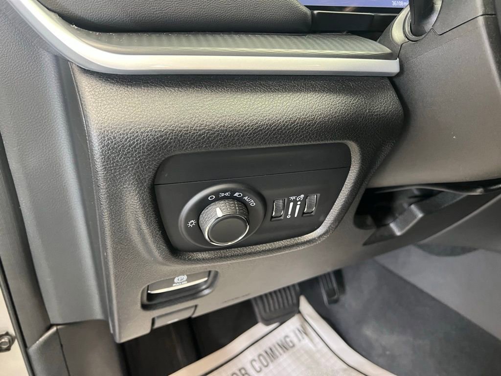 Used 2024 Jeep Grand Cherokee Altitude image 14