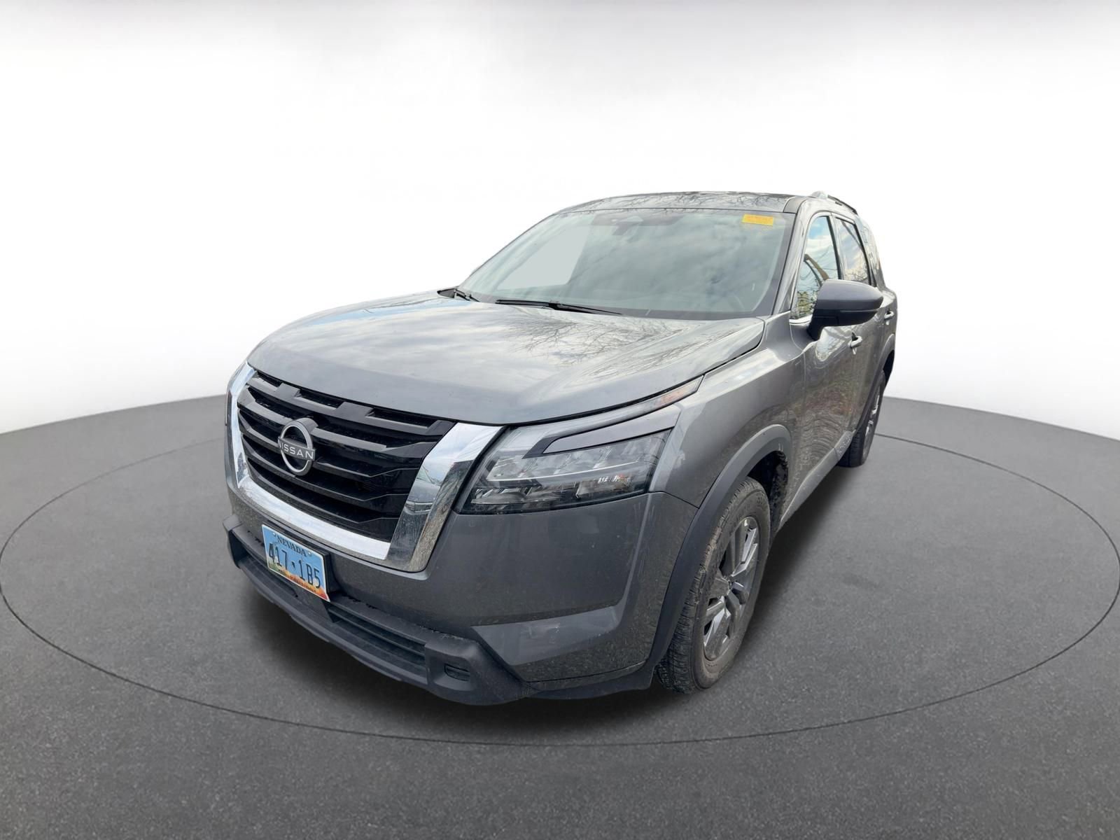 Used 2025 Nissan Pathfinder SV image 4