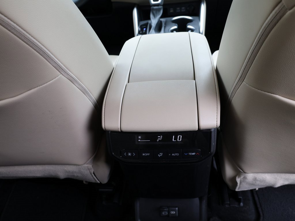 Used 2023 Toyota Highlander XLE image 24
