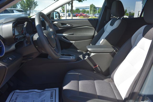 Used 2025 Chevrolet Trax LS w/ LS Convenience Package FWD image 13