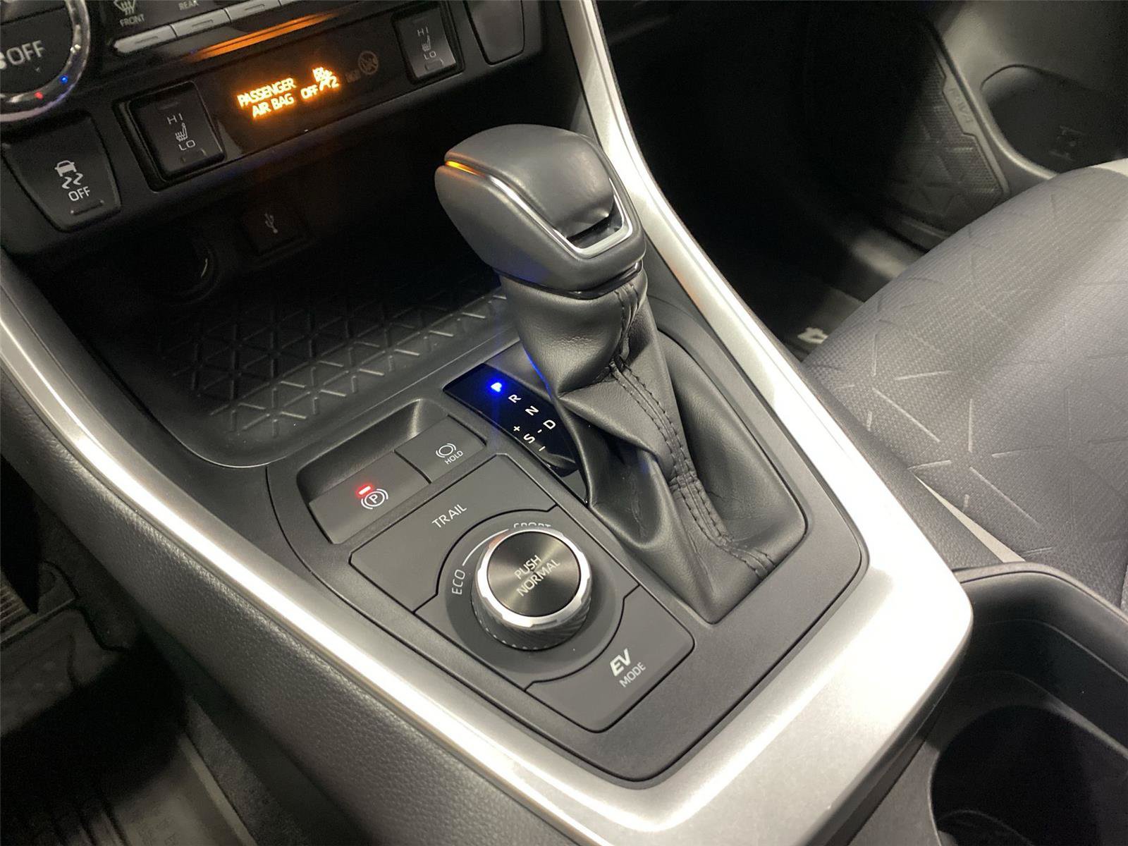 Used 2020 Toyota RAV4 XLE w/ XLE Grade Weather Package AWD/4WD image 24