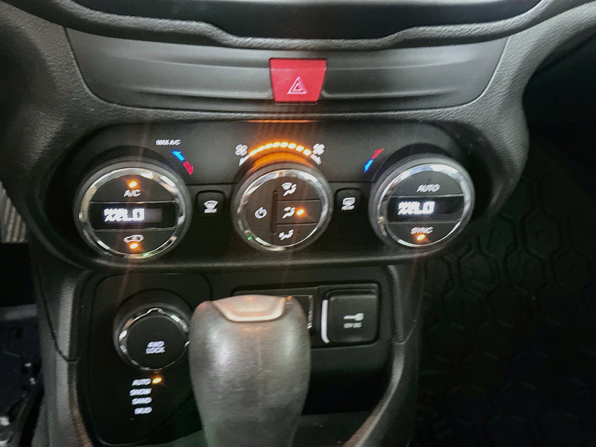 Used 2017 Jeep Renegade Latitude w/ Safety & Security Group (ALP) AWD/4WD image 22