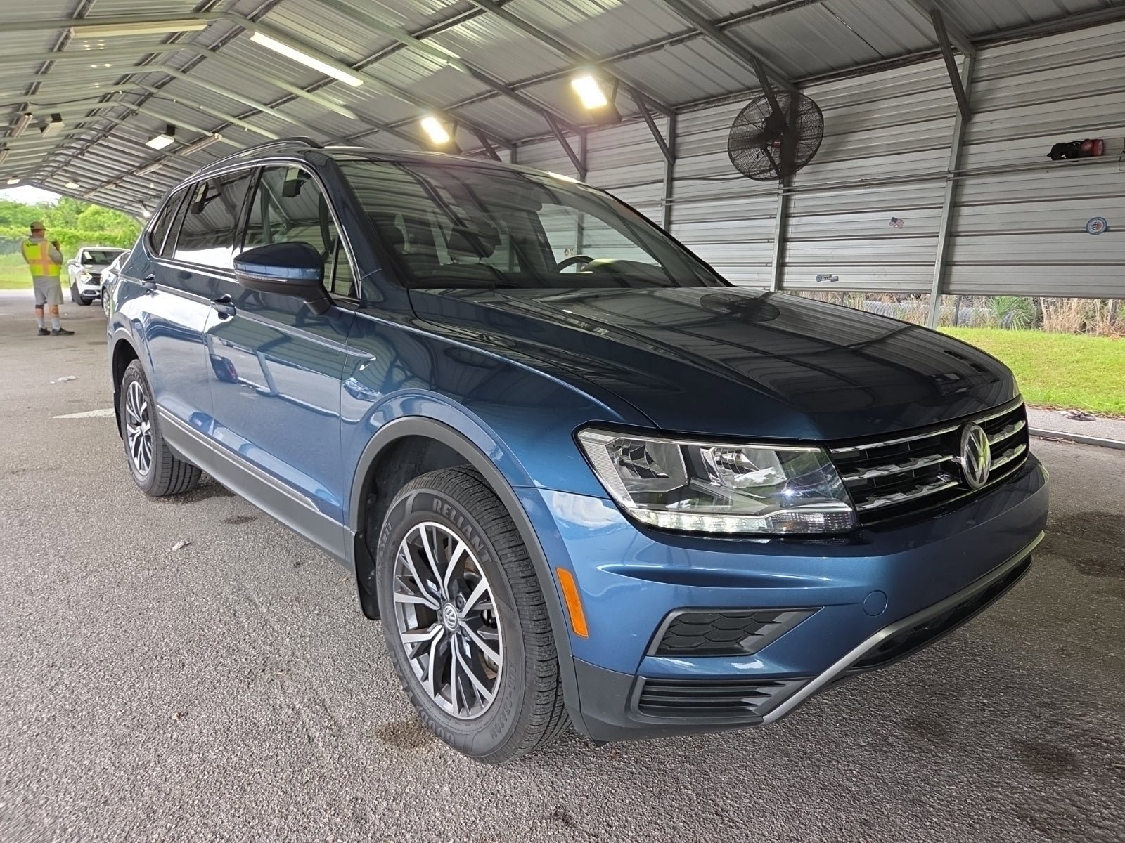 Used 2020 Volkswagen Tiguan SE w/ Panoramic Sunroof Package FWD image 4