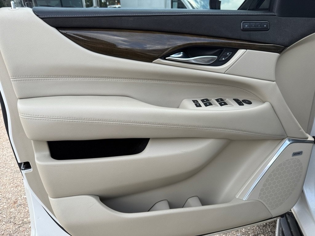 Used 2019 Cadillac Escalade ESV Luxury AWD/4WD image 29