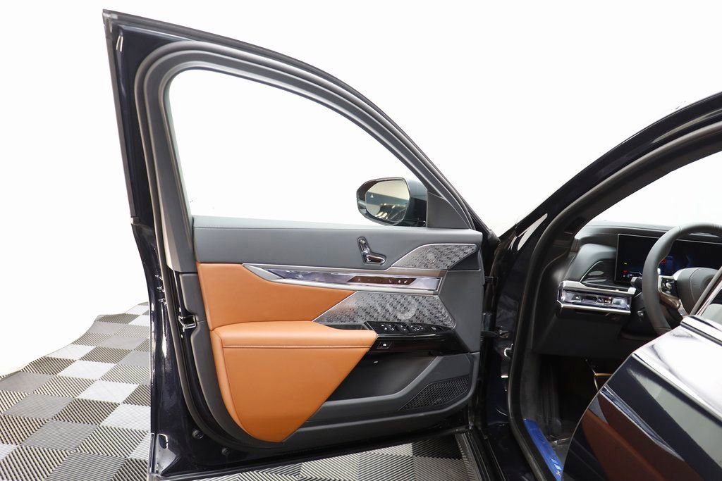 Used 2025 BMW 750e xDrive w/ Executive Package image 6