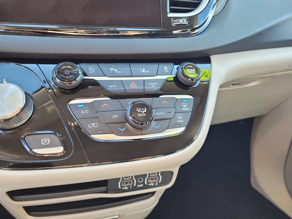 Used 2023 Chrysler Pacifica Touring-L FWD image 14