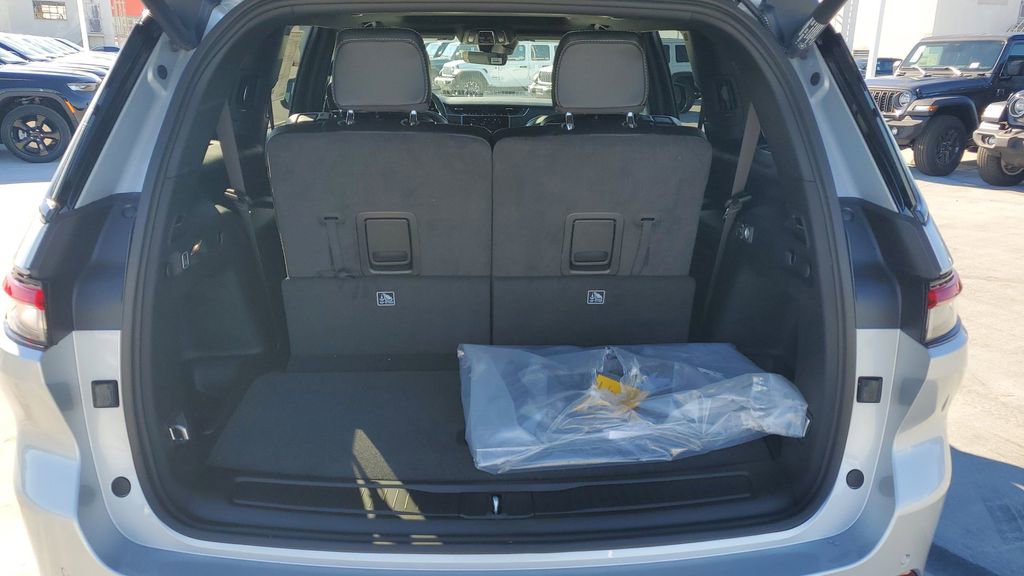 New 2025 Jeep Grand Cherokee L Altitude image 9