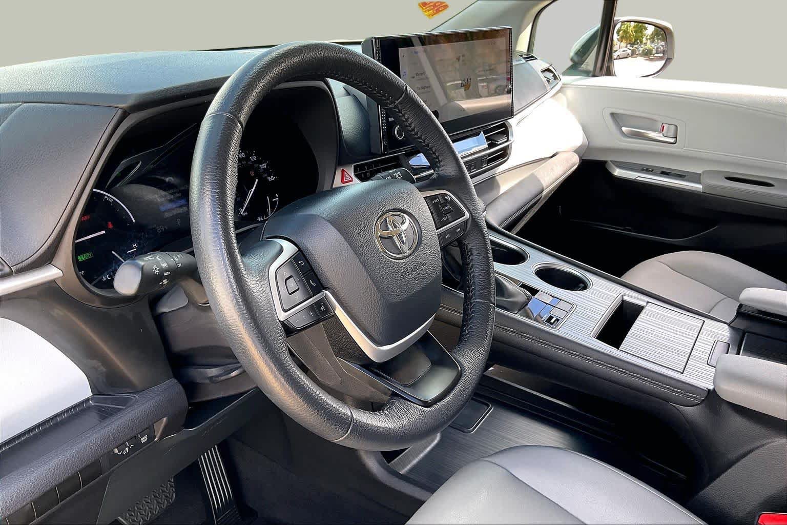 Used 2025 Toyota Sienna XLE FWD image 15