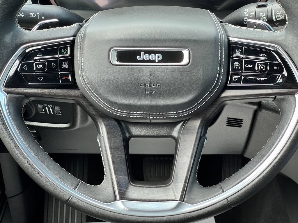 Used 2023 Jeep Grand Cherokee Overland w/ Luxury Tech Group IV AWD/4WD image 21