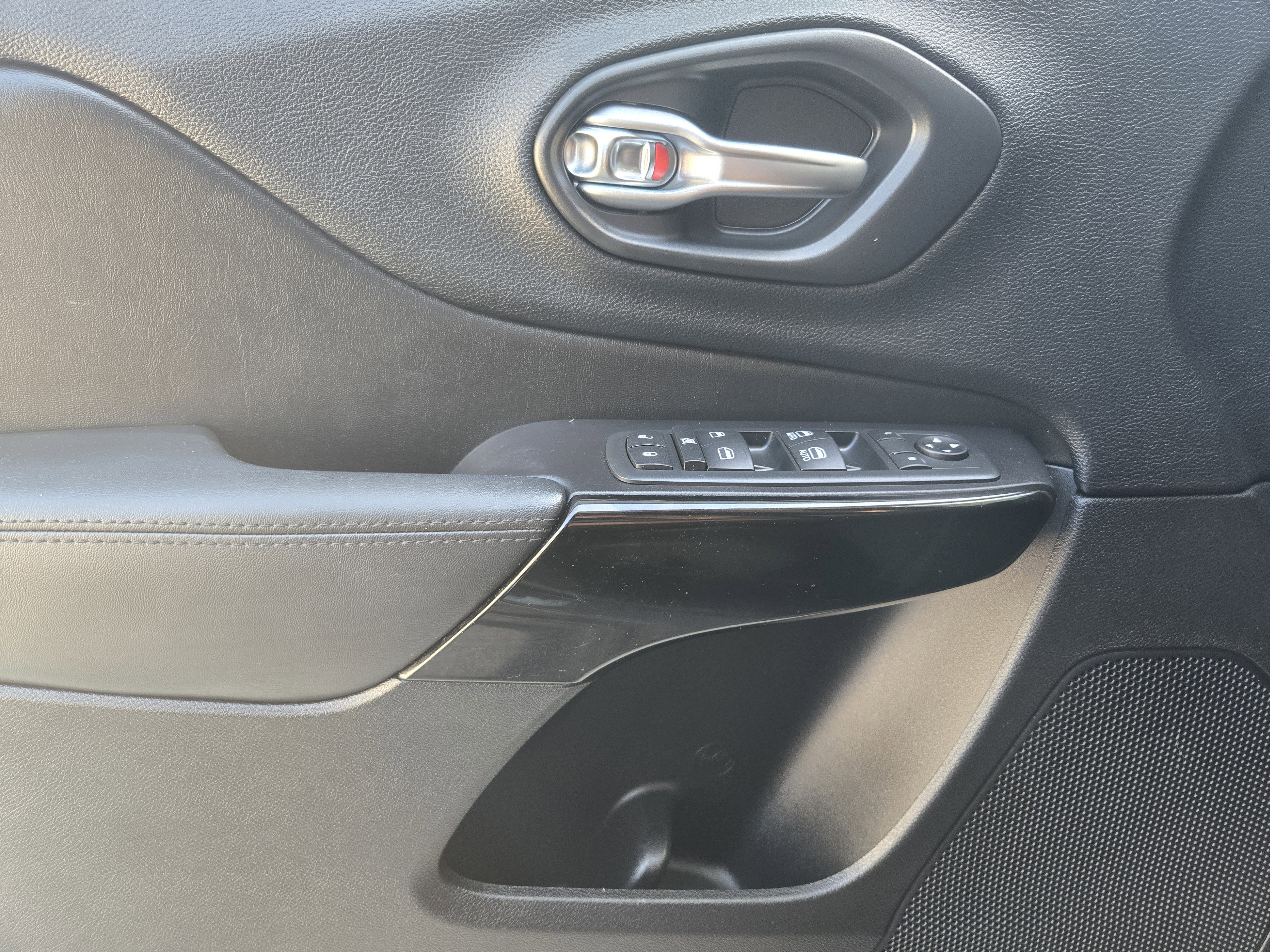 Used 2020 Jeep Cherokee Latitude Plus FWD image 18