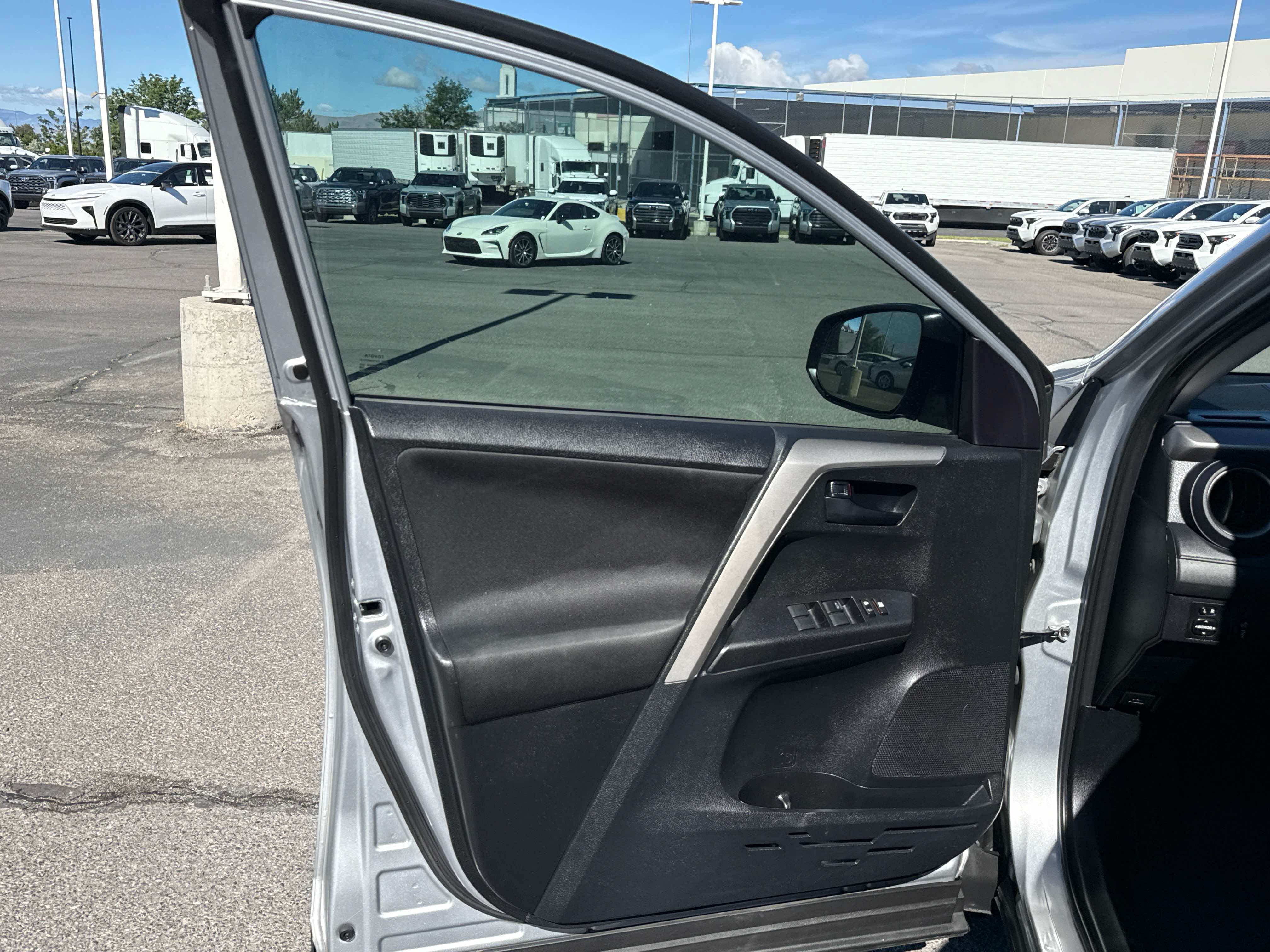Used 2016 Toyota RAV4 LE FWD image 12