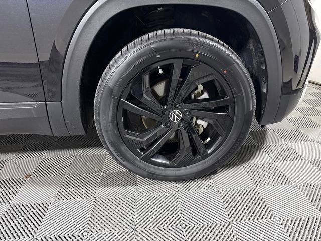 Used 2023 Volkswagen Atlas SE w/ Black Wheel Package image 11