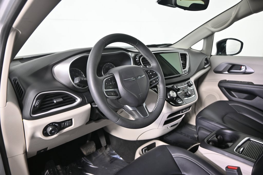 Used 2024 Chrysler Pacifica Touring-L image 25