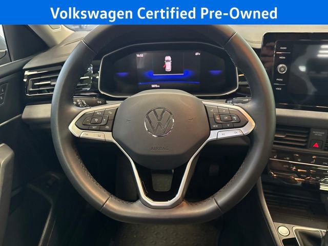 Certified 2025 Volkswagen Jetta SE w/ Sunroof Package image 18
