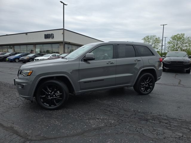 Used 2020 Jeep Grand Cherokee Altitude AWD/4WD image 3