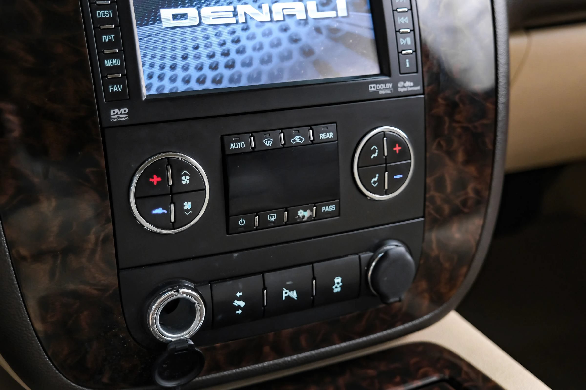 Used 2014 GMC Yukon Denali RWD image 29