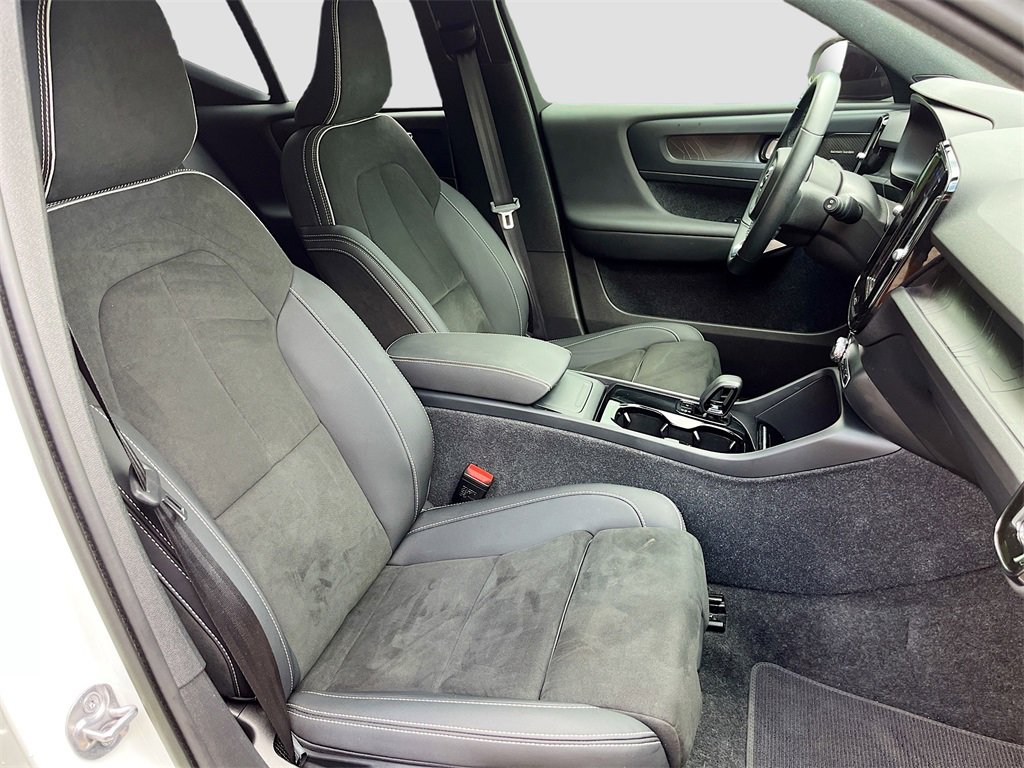 Used 2023 Volvo XC40 Recharge Ultimate image 29