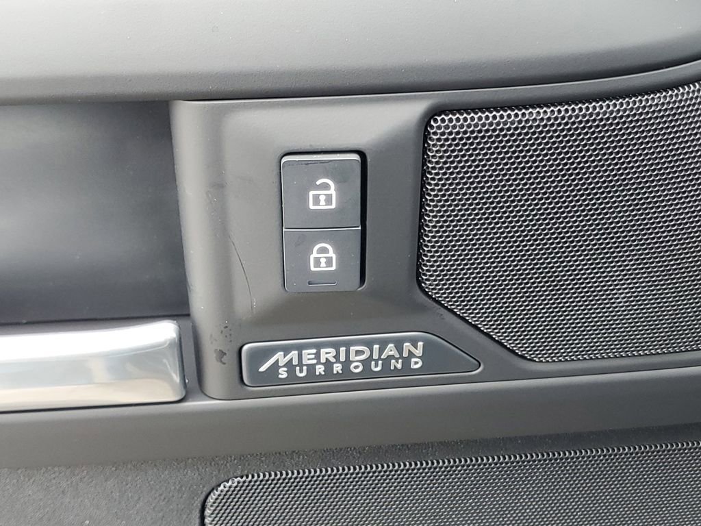 New 2026 Land Rover Defender 130 X-Dynamic SE image 9