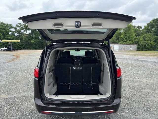 Used 2018 Chrysler Pacifica Touring-L Plus w/ Tire & Wheel Group FWD image 3